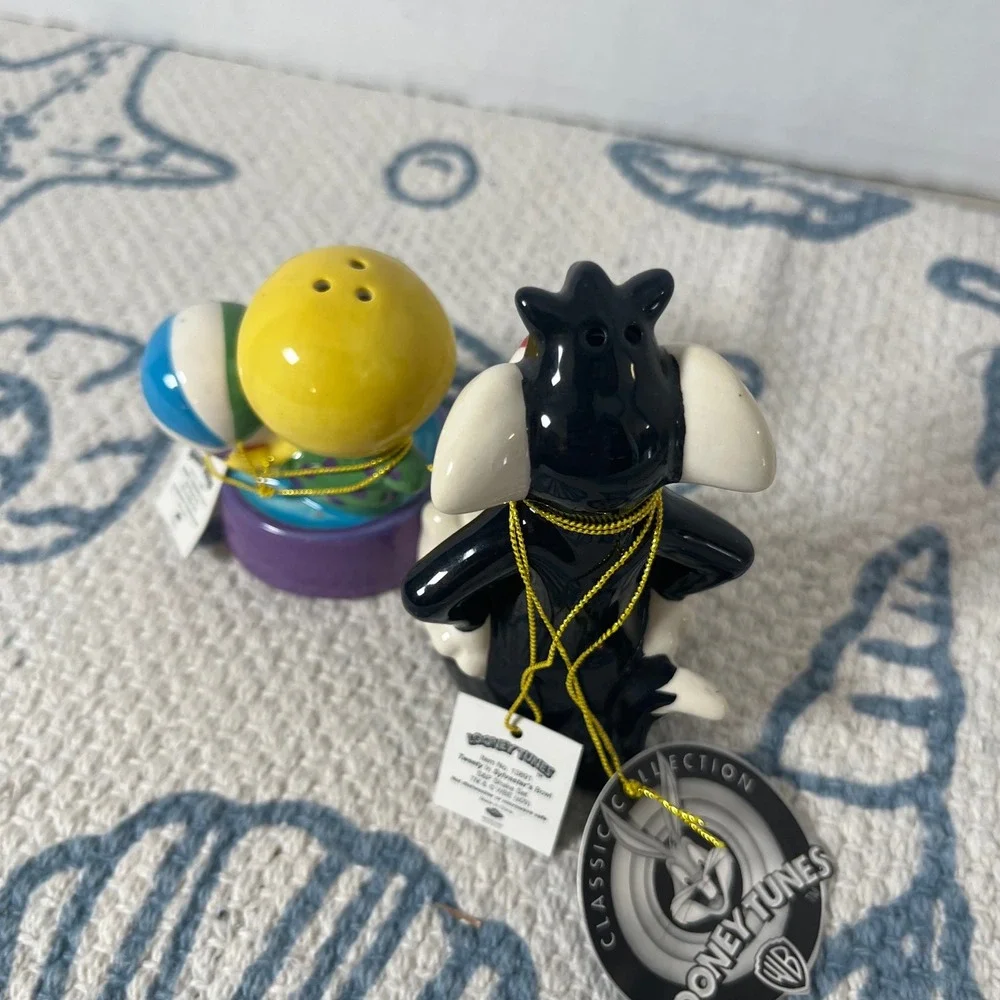 NEW Looney Tunes Sylvester & Tweety Magnetic Salt and Pepper Shaker Set